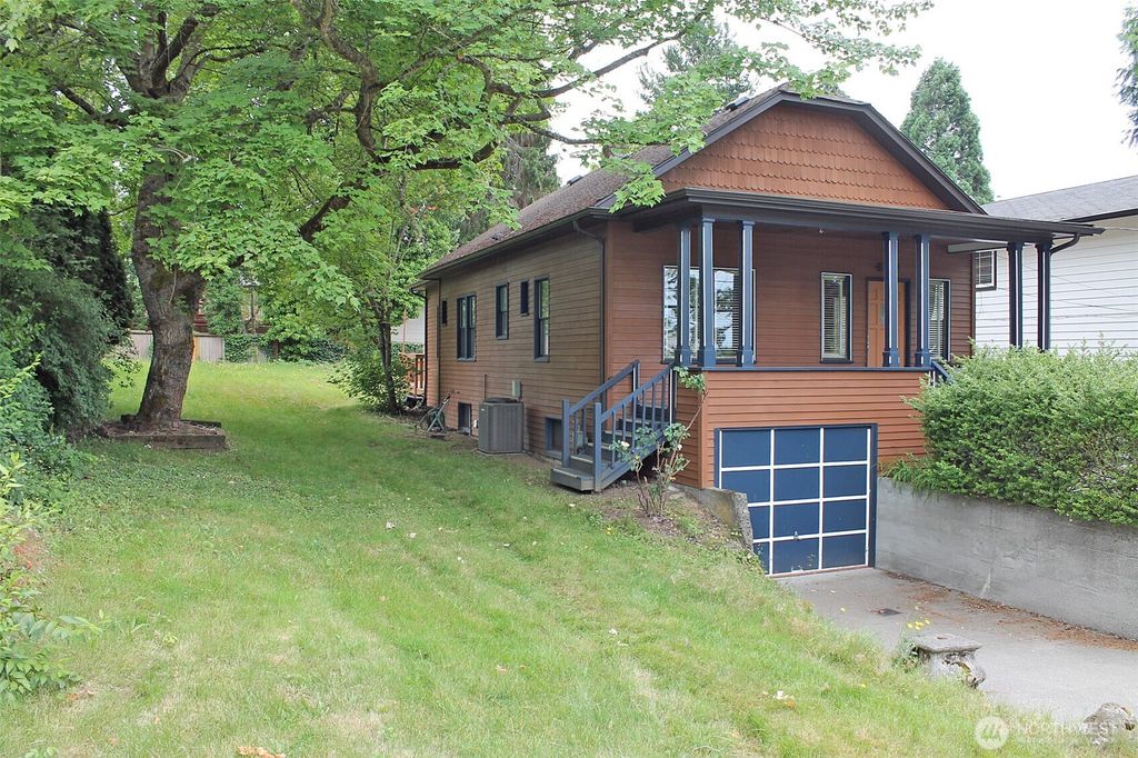 Photo of 409 NE 95th Street ST, Seattle, WA 98115 (MLS # 2552291)