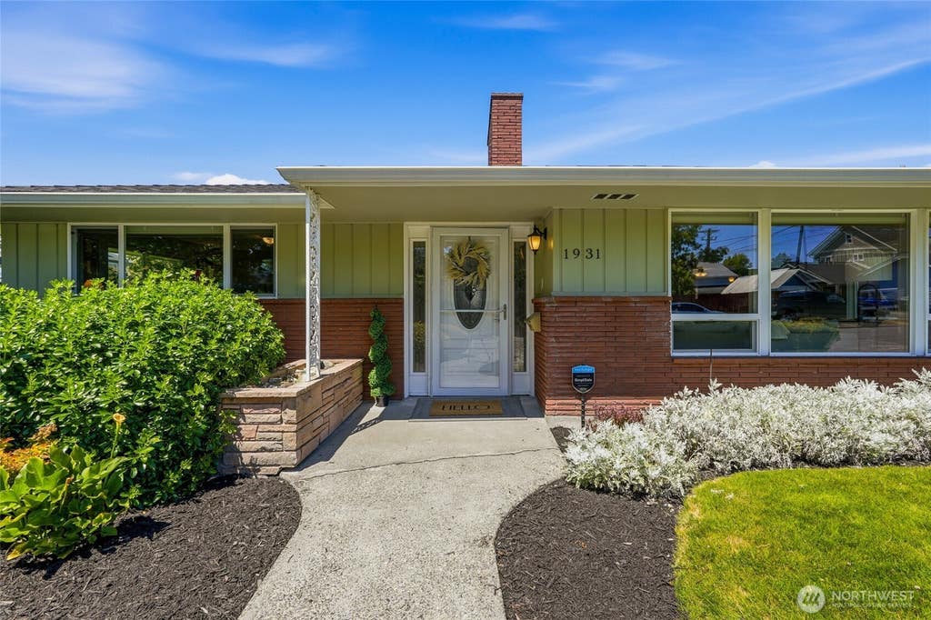 Photo of 1931 Hoyt Avenue, Everett, WA 98201 (MLS # 2540482)