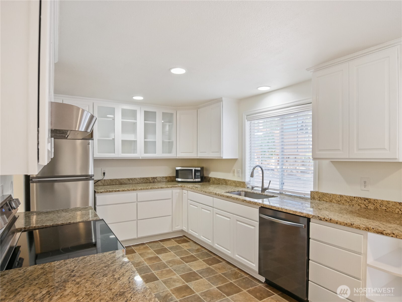 936 NE 207th Place NE