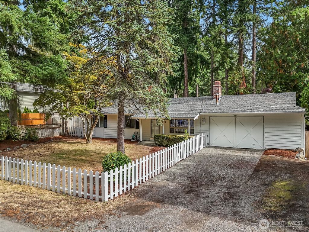 Photo of 936 NE 207th Place Pl NE, Sammamish, WA 98074 (MLS # 2438189)