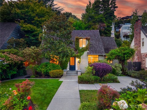 Photo of 529 McGilvra Boulevard E, Seattle, WA 98112 (MLS # 2582782)