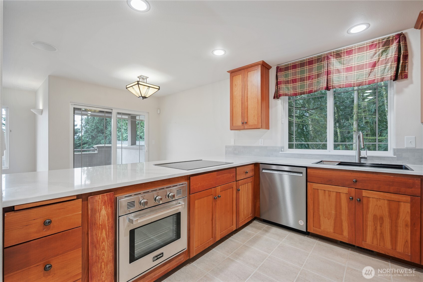 245 W St James Place