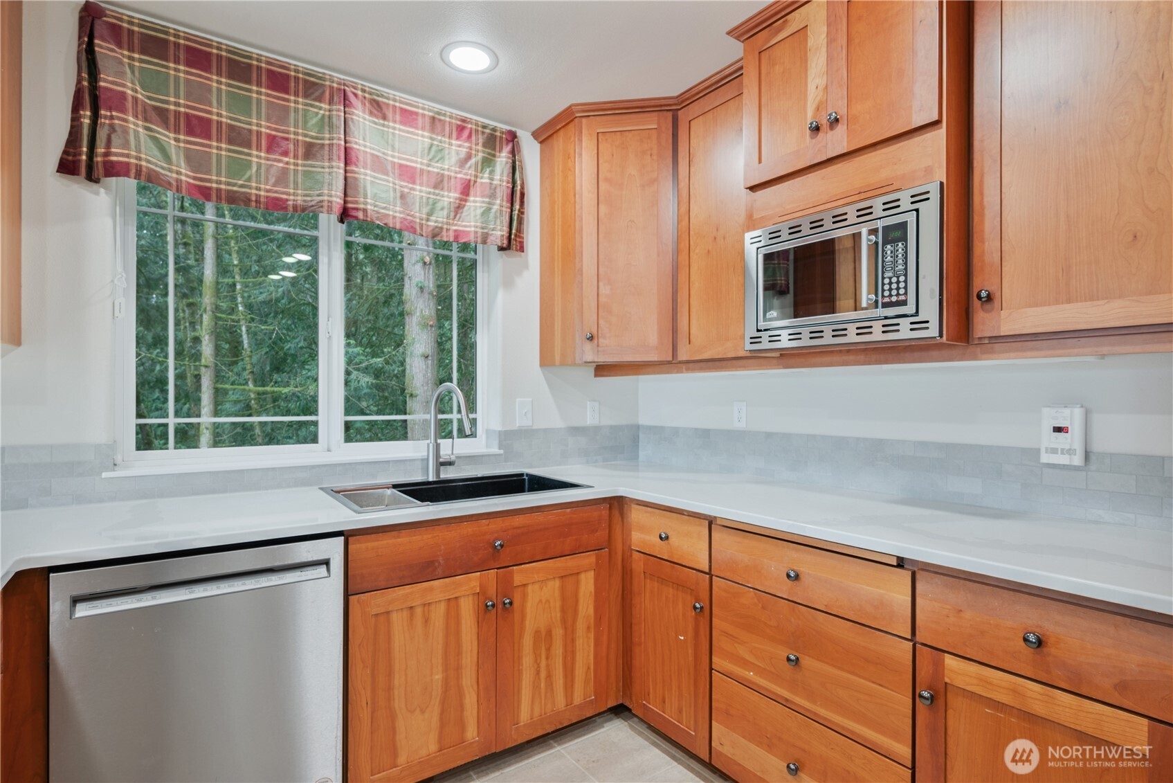 245 W St James Place