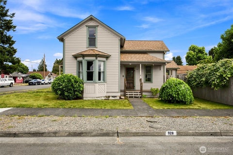 Photo of 928 3rd Avenue NW, Puyallup, WA 98371 (MLS # 2560591)