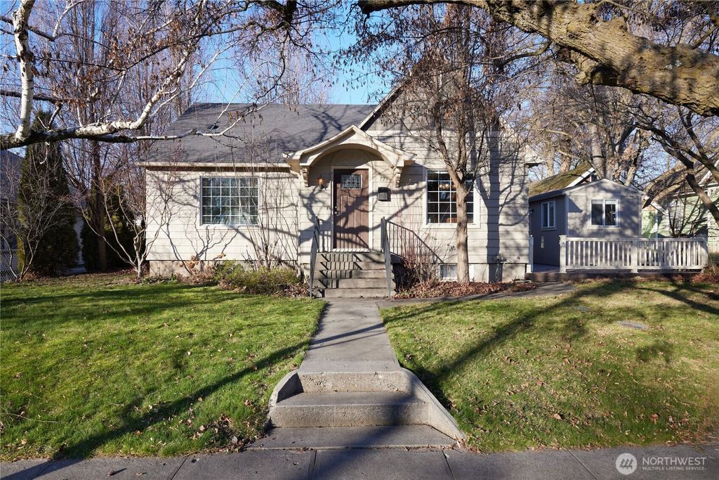 Photo of 123 E Maple Street, Walla Walla, WA 99362 (MLS # 2471783)