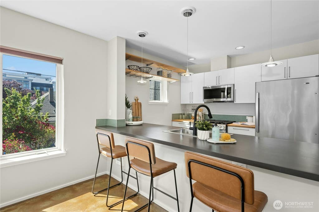 Photo of 241 11th Avenue E, Seattle, WA 98102 (MLS # 2528377)
