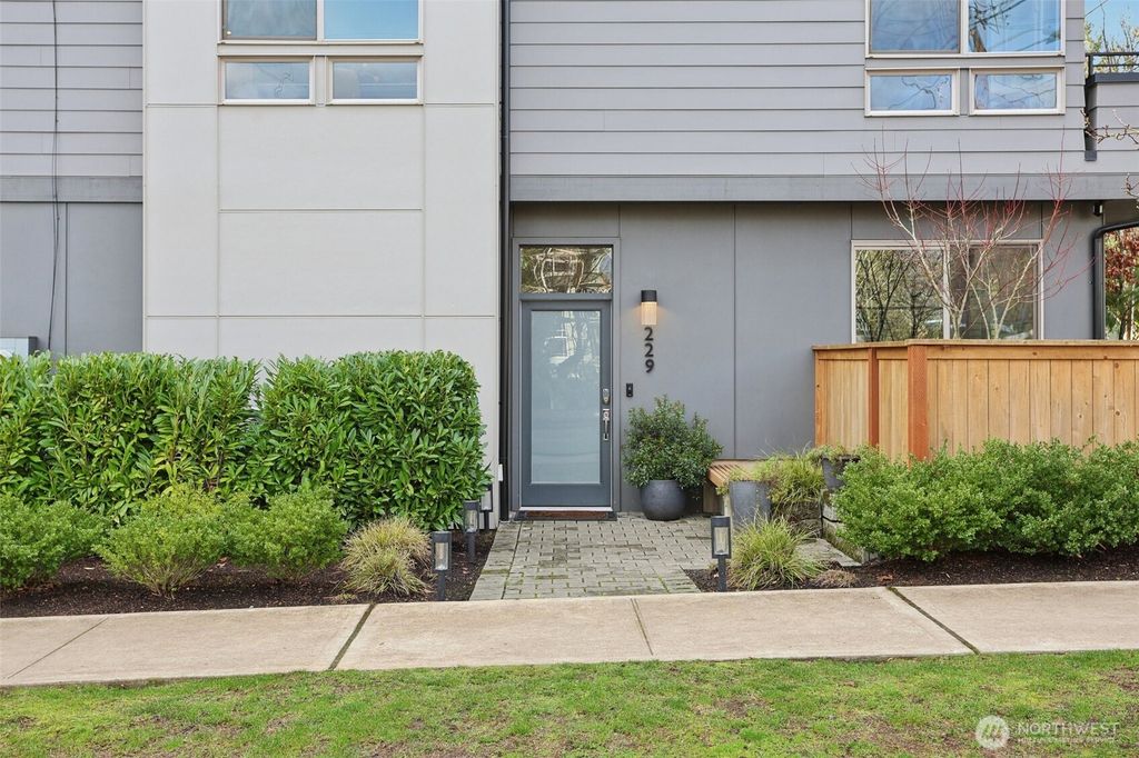 Photo of 229 NE 185th Street, Shoreline, WA 98155 (MLS # 2468667)