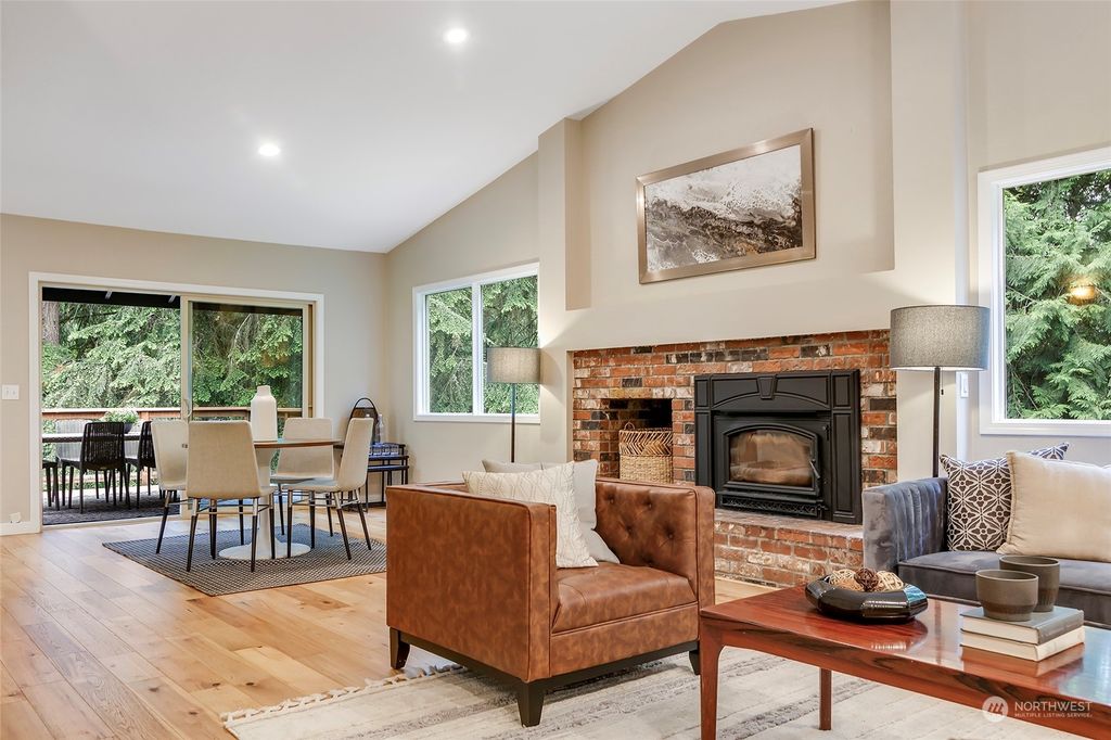 Photo of 13724 199th Court SE, Renton, WA 98059 (MLS # 2067998)