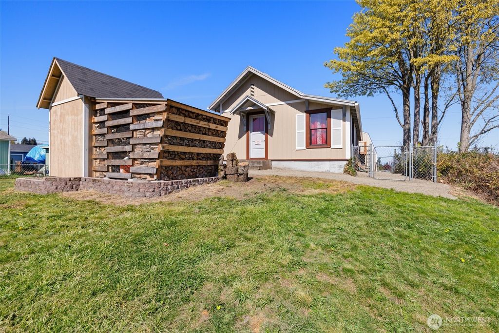 Photo of 817 W 13th Street, Port Angeles, WA 98363 (MLS # 2506567)