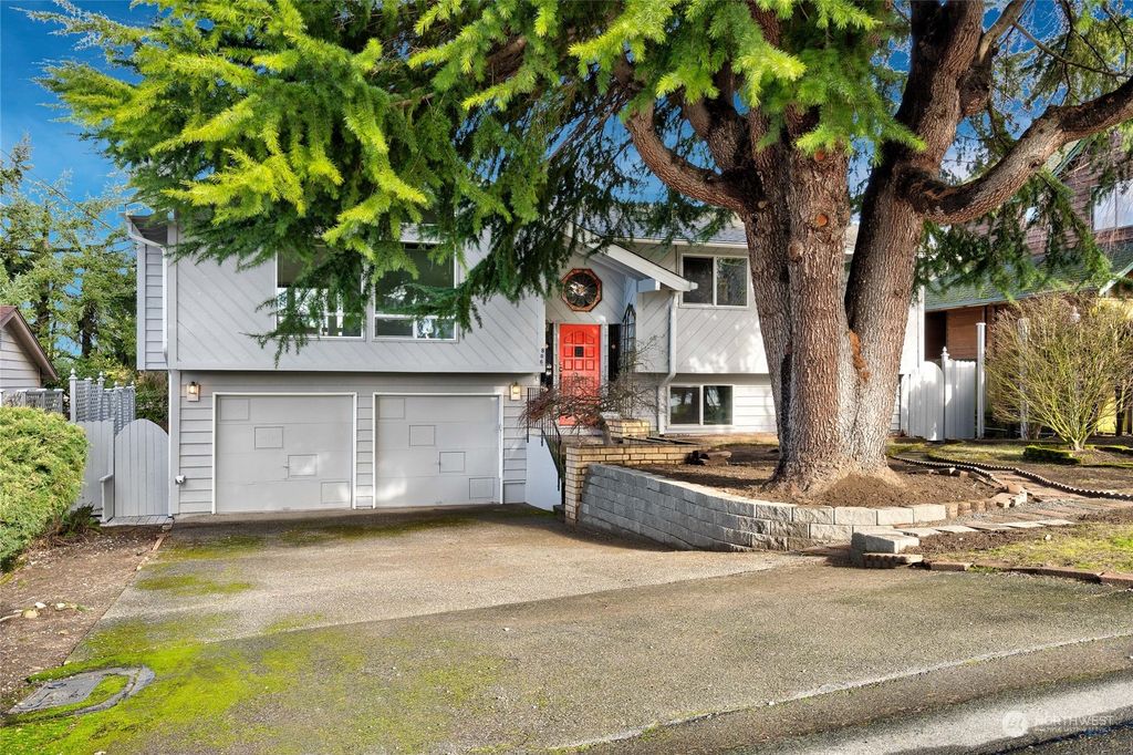 Photo of 806 N 31st Street, Renton, WA 98056 (MLS # 2194410)