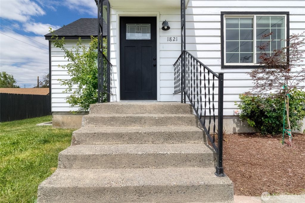 Photo of 1821 J Street, Walla Walla, WA 99362 (MLS # 2531985)