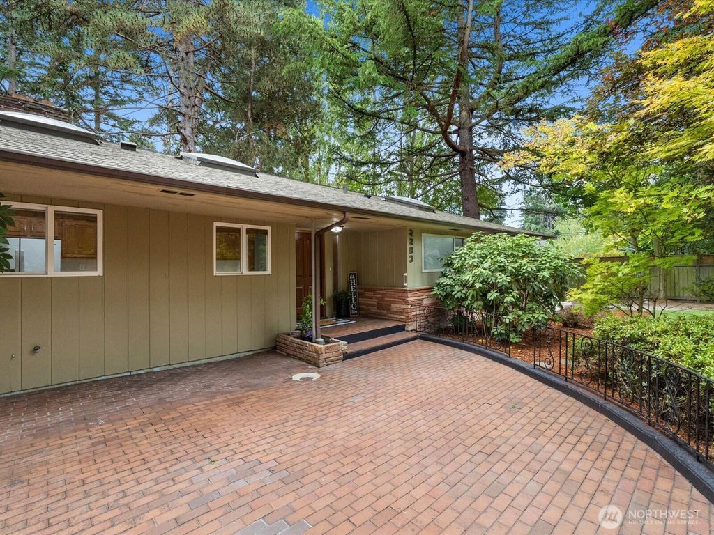 Photo of 2203 SW 120th Street, Burien, WA 98146 (MLS # 2431754)
