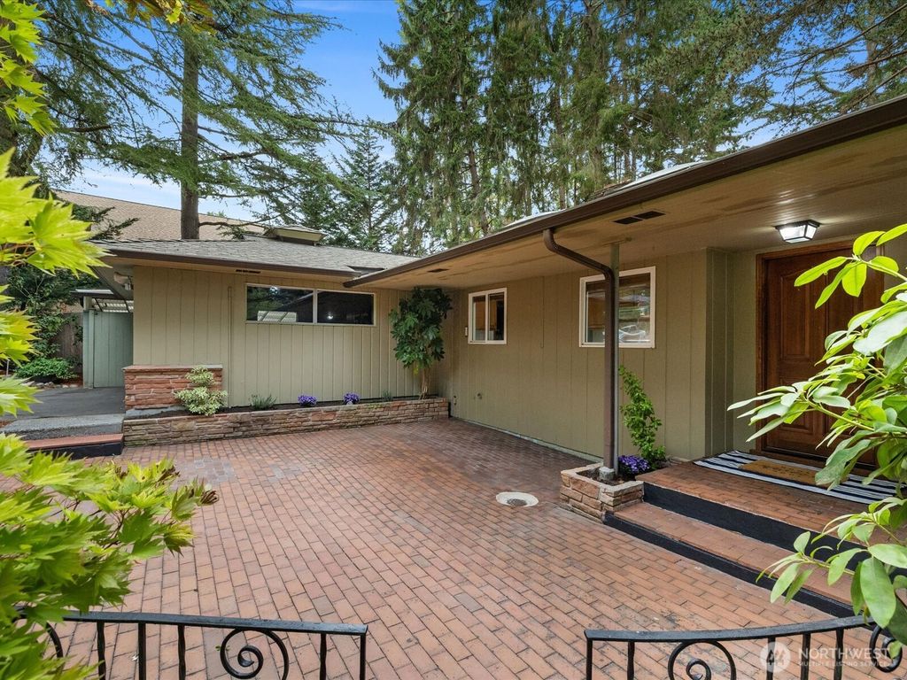 Photo of 2203 SW 120th Street, Burien, WA 98146 (MLS # 2431754)