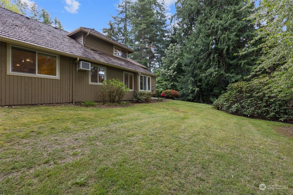 Photo of 22215 SE 32nd Street, Sammamish, WA 98075 (MLS # 2060441)