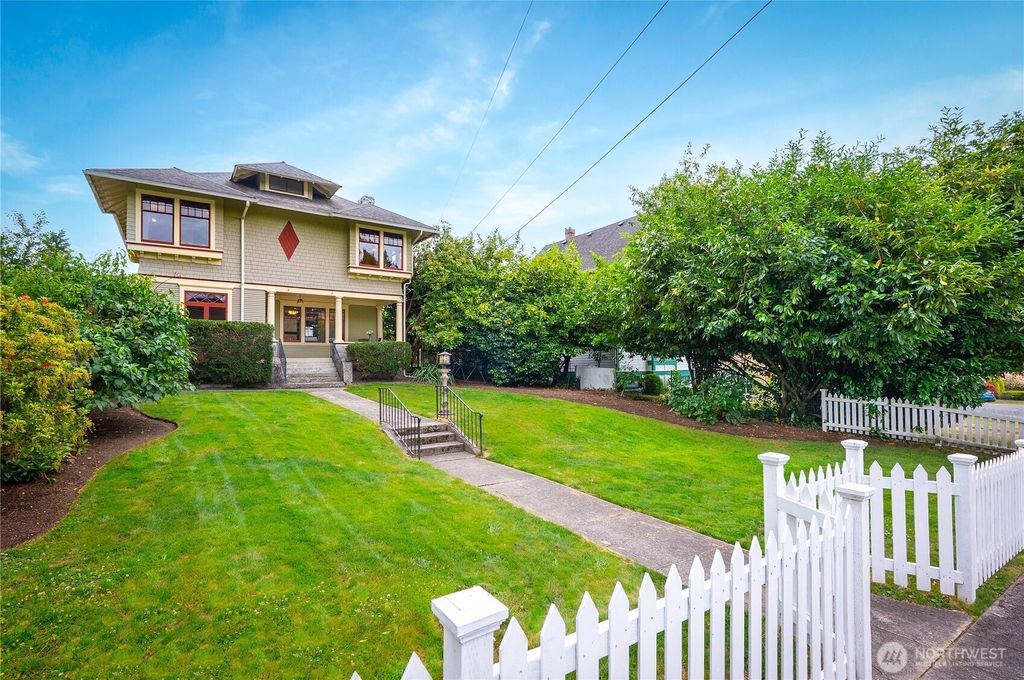 Photo of 307 AVENUE C, Snohomish, WA 98290 (MLS # 2441116)
