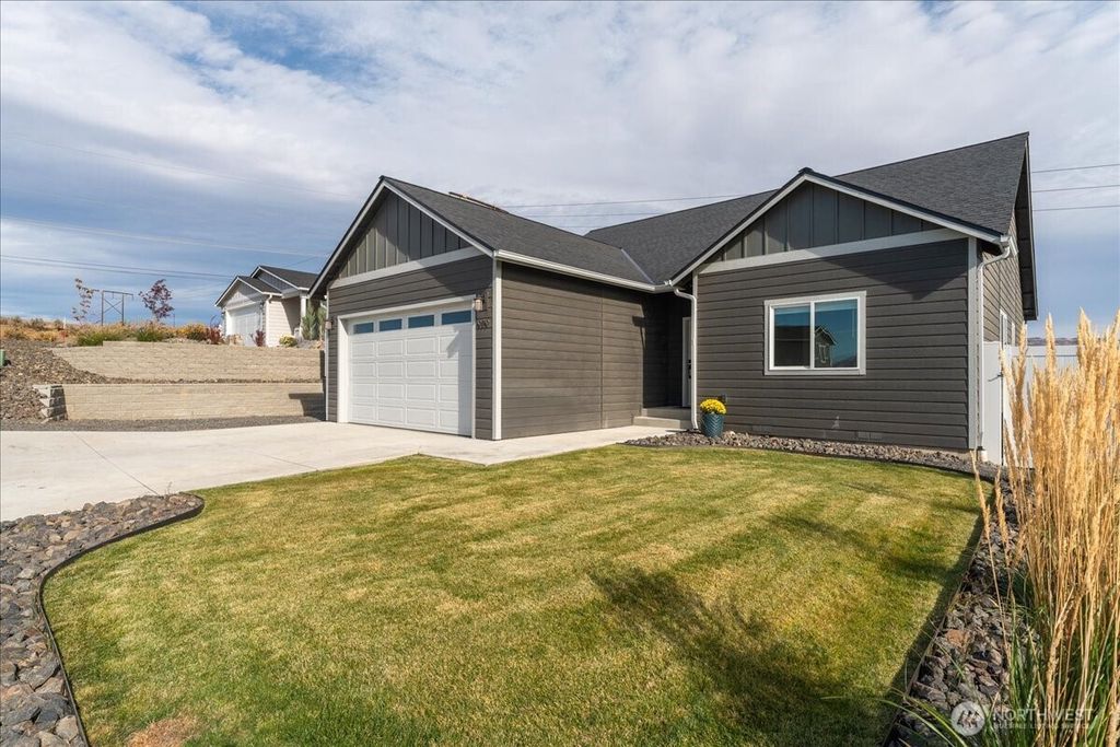 Photo of 979 N Macaw Avenue, East Wenatchee, WA 98802 (MLS # 2439722)