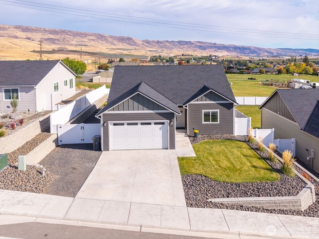 Photo of 979 N Macaw Avenue, East Wenatchee, WA 98802 (MLS # 2439722)