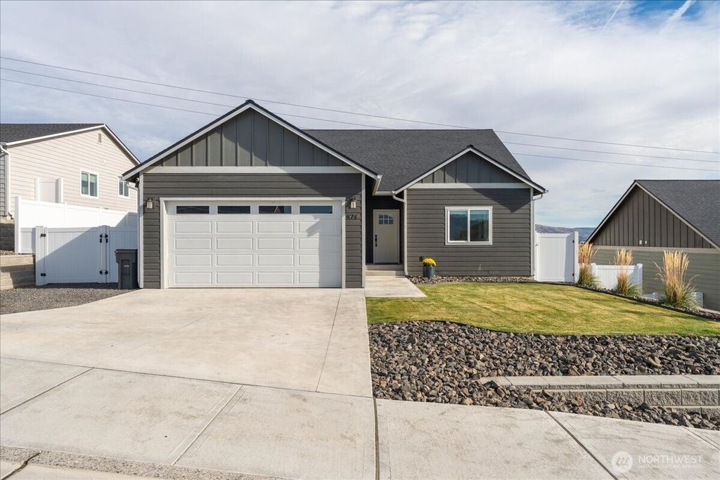 Photo of 979 N Macaw Avenue, East Wenatchee, WA 98802 (MLS # 2439722)