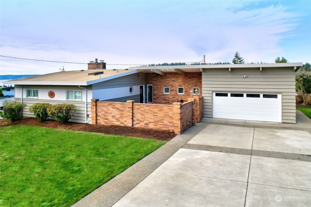 Photo of 334 SW 177th Street, Normandy Park, WA 98166 (MLS # 2201648)