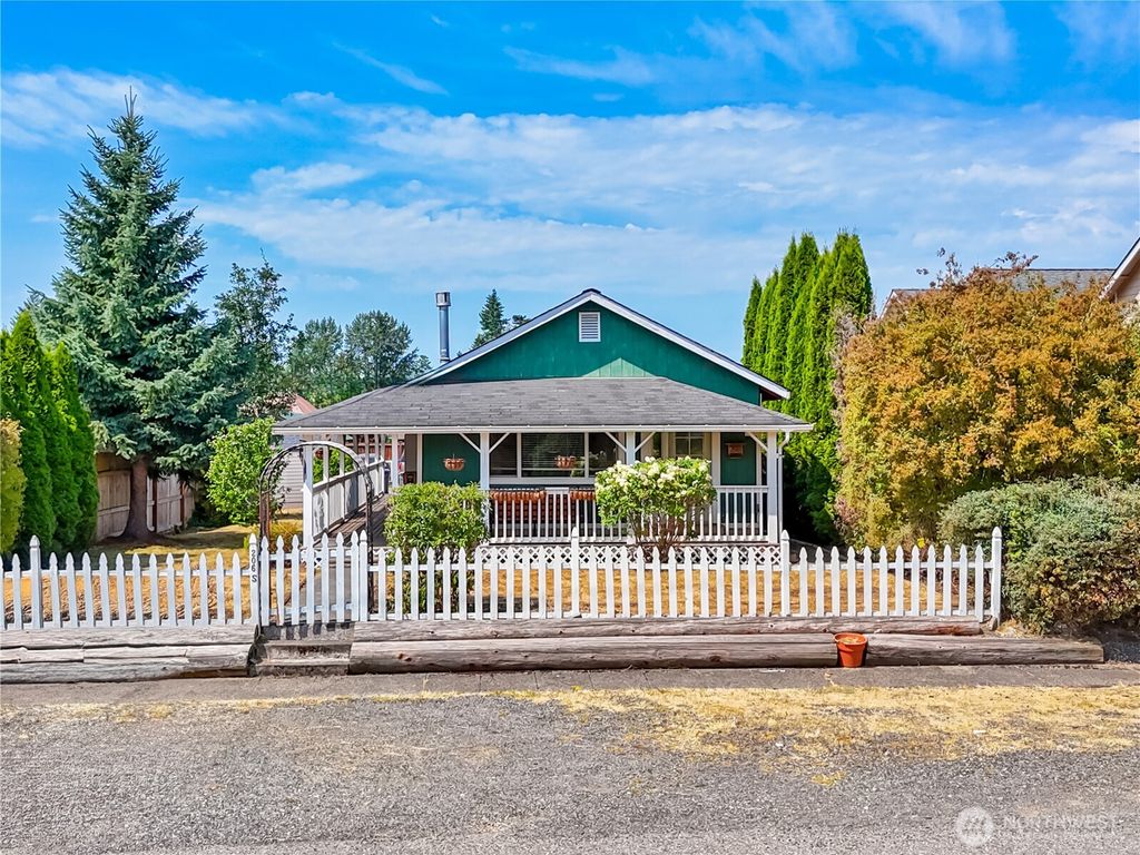 Photo of 206 Kentucky Avenue, Granite Falls, WA 98252 (MLS # 2415940)