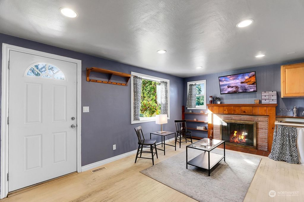 Photo of 6902 35th Avenue SW, Seattle, WA 98126 (MLS # 2151934)