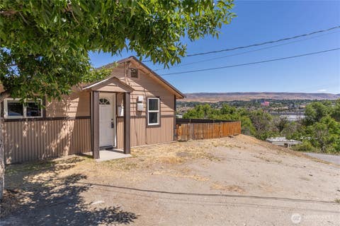 Photo of 1522 Crescent St ST, Wenatchee, WA 98801 (MLS # 2538959)