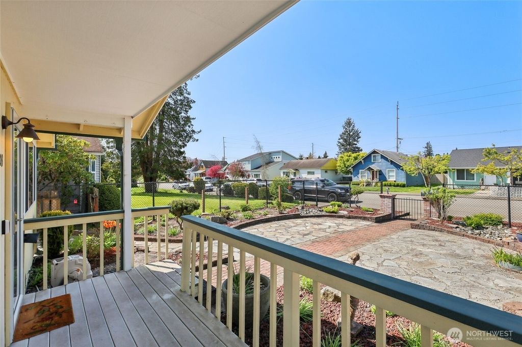 Photo of 2203 Chestnut Street, Everett, WA 98201 (MLS # 2362266)