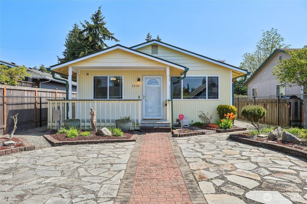 Photo of 2203 Chestnut Street, Everett, WA 98201 (MLS # 2362266)