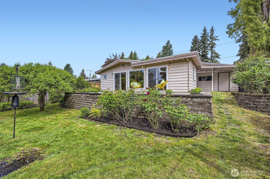 Photo of 2545 NE 204th Street, Shoreline, WA 98155 (MLS # 2374325)