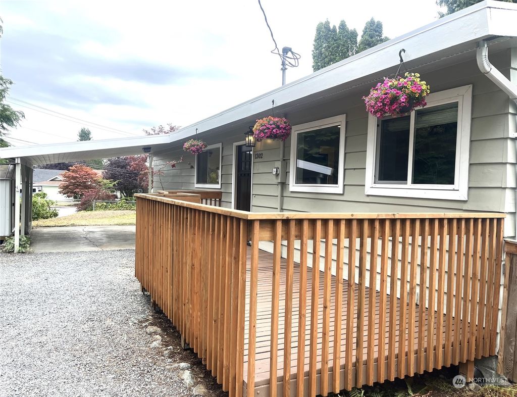 Photo of 1302 Park Avenue, Snohomish, WA 98290 (MLS # 2277520)