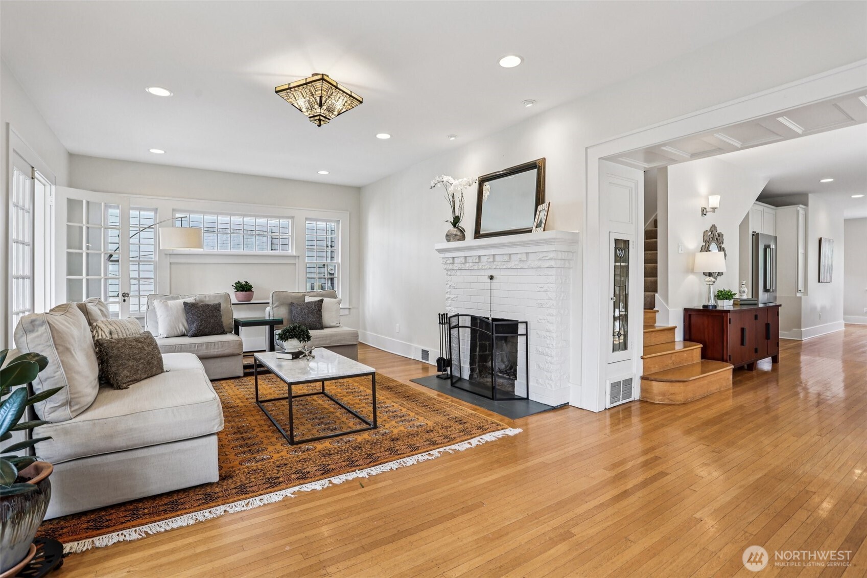 4726 Thackeray Place NE