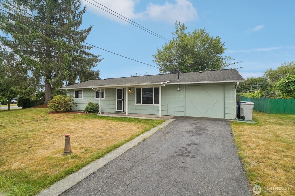 Photo of 11817 SE 157th Street, Renton, WA 98058 (MLS # 2399145)