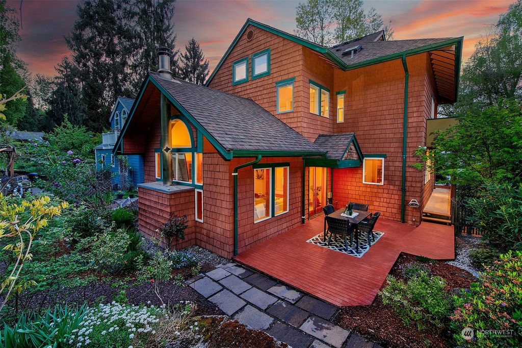 Photo of 9071 Matthews Avenue NE, Seattle, WA 98115 (MLS # 2245414)