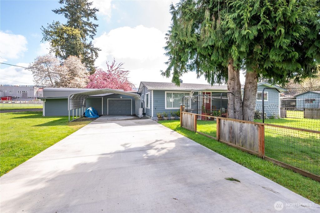 Photo of 722 2nd Ave SW Ave, Castle Rock, WA 98611 (MLS # 2509378)