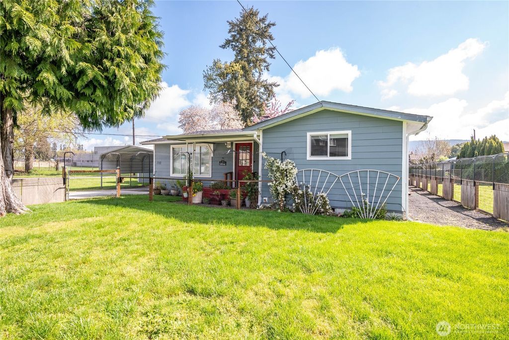 Photo of 722 2nd Ave SW Ave, Castle Rock, WA 98611 (MLS # 2509378)