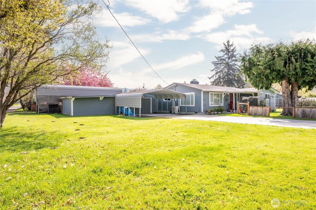 Photo of 722 2nd Ave SW Ave, Castle Rock, WA 98611 (MLS # 2509378)