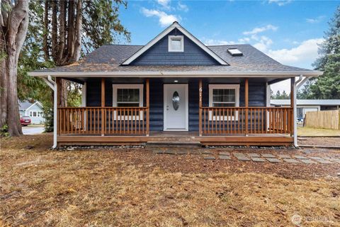 Photo of 611 NE Pioneer Ave, Castle Rock, WA 98611 (MLS # 2381652)