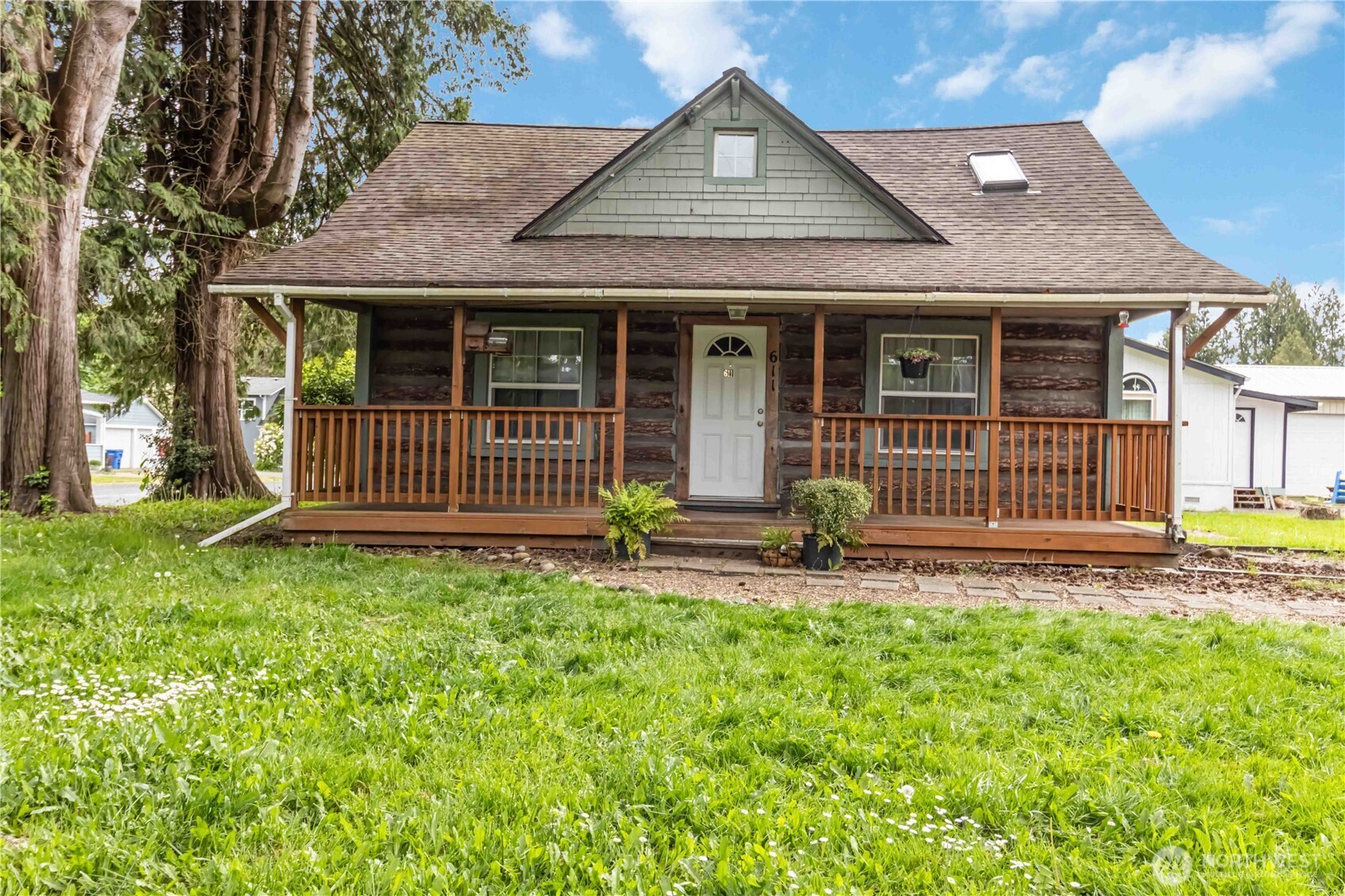 611 NE Pioneer