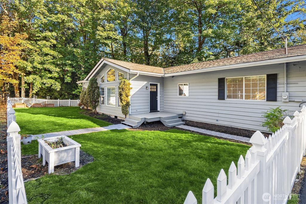 Photo of 26833 SE 76th Place, Issaquah, WA 98027 (MLS # 2430882)