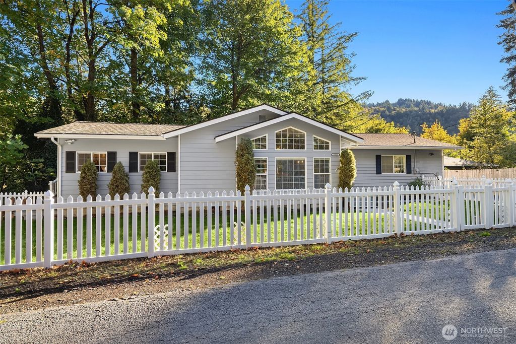 Photo of 26833 SE 76th Place, Issaquah, WA 98027 (MLS # 2430882)