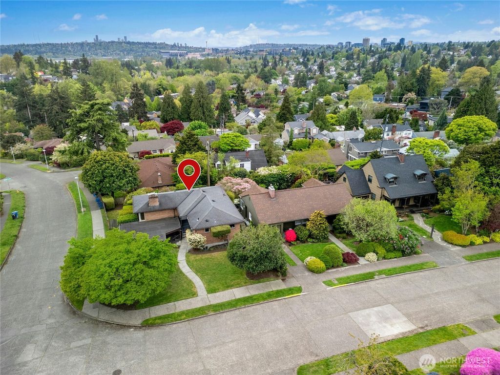 Photo of 5803 Oberlin Avenue NE, Seattle, WA 98105 (MLS # 2515140)