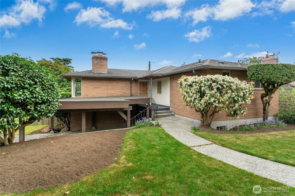 Photo of 5803 Oberlin Avenue NE, Seattle, WA 98105 (MLS # 2515140)
