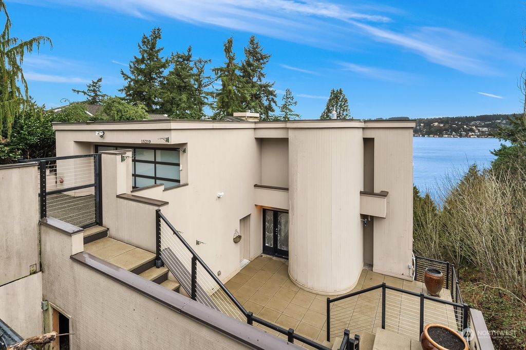 Photo of 15219 61st Place NE, Kenmore, WA 98028 (MLS # 2204821)