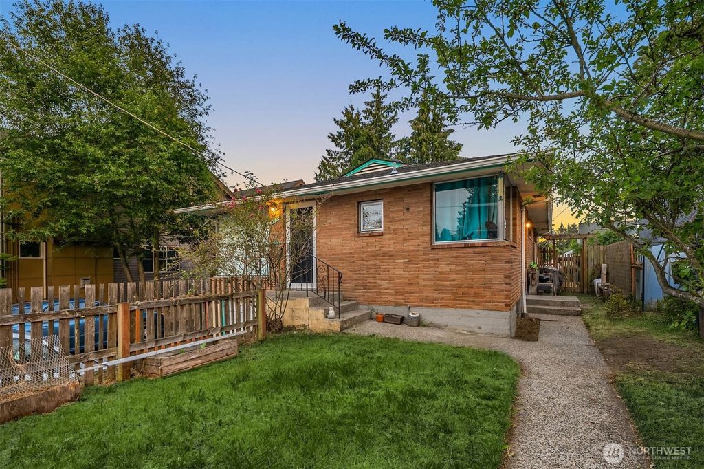 Photo of 921 N 85th Street, Seattle, WA 98103 (MLS # 2440365)