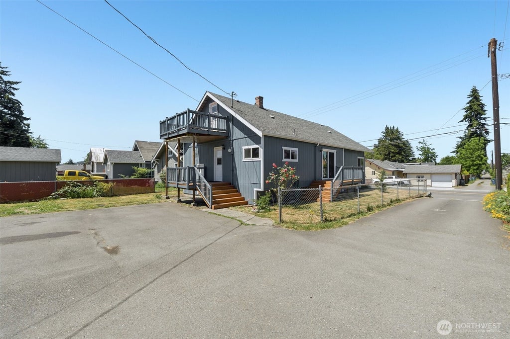 Photo of 806 4th Street SE, Auburn, WA 98002 (MLS # 2545072)