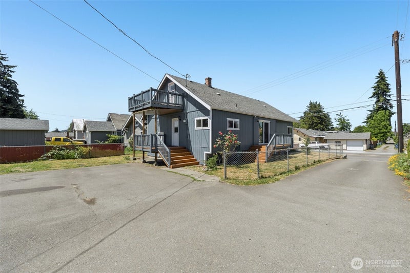 806 4th Street SE