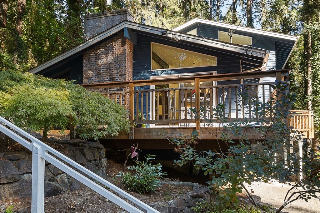 Photo of 16906 26th Avenue NE, Lake Forest Park, WA 98155 (MLS # 2289389)