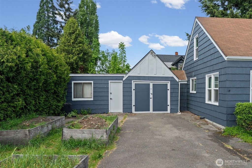 Photo of 205 W Saar Street, Kent, WA 98032 (MLS # 2522331)
