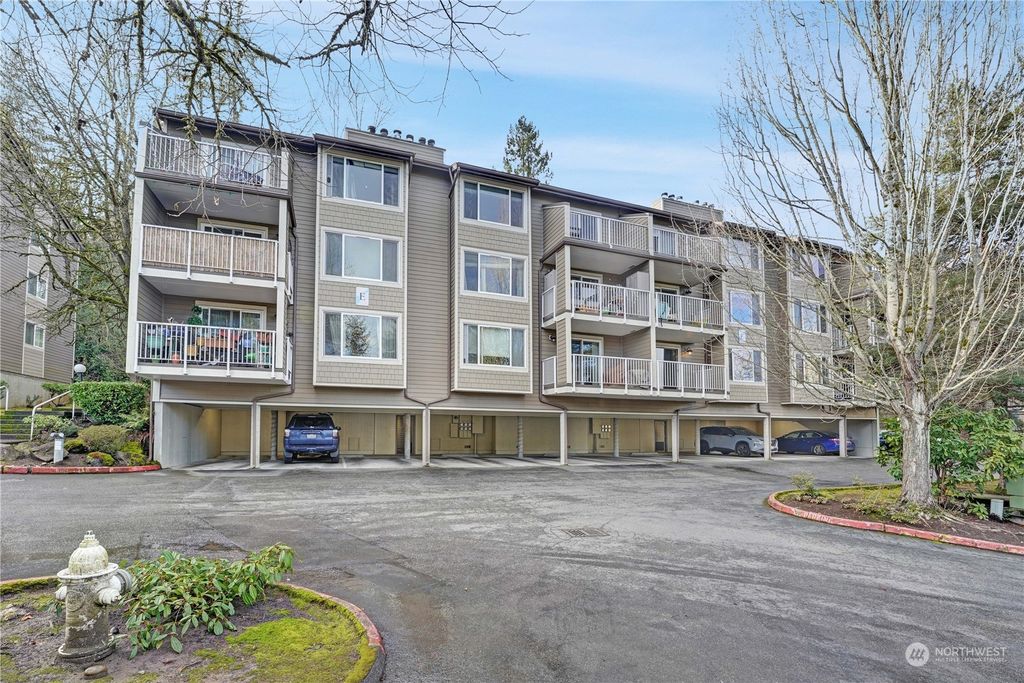 Photo of 208 Mt. Park Boulevard SW #E102, Issaquah, WA 98027 (MLS # 2321728)