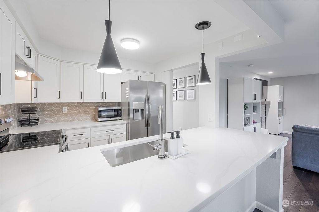 Photo of 208 Mt. Park Boulevard SW #E102, Issaquah, WA 98027 (MLS # 2321728)